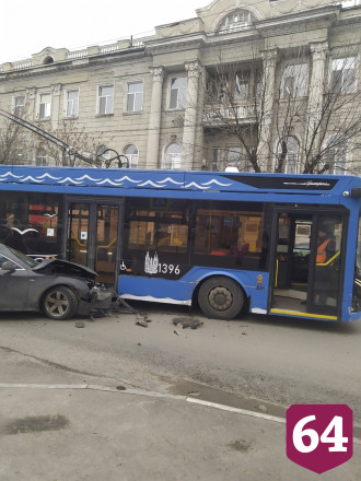 В центре Саратова иномарка врезалась в троллейбус