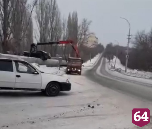 Саратовцев удивил «залетевший» на теплотрассу автомобиль