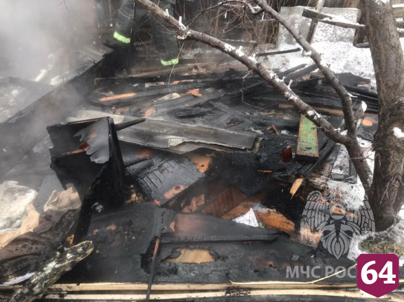 Из горящего сарая под Саратовом спасли пьяного мужчину