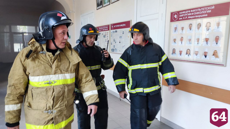 В Саратове пожарные тушили подвал больницы