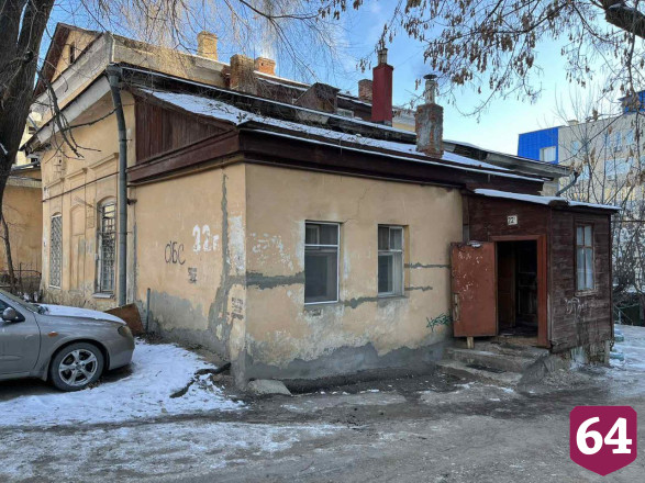 В центре Саратова из горящего дома эвакуировали 10 человек 