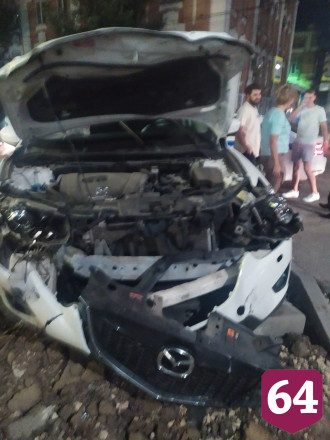 В Саратове автомобили выбросило на тротуар у кафе после ДТП