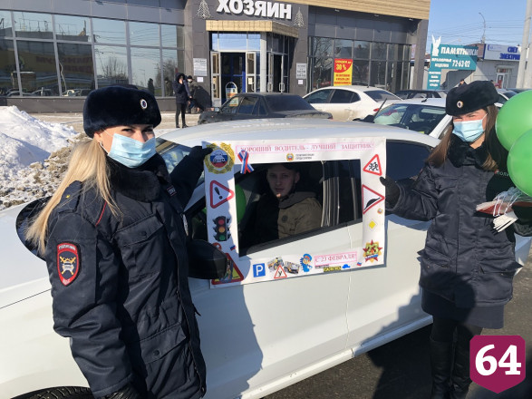 В Саратове полицейские угощали водителей сладостями
