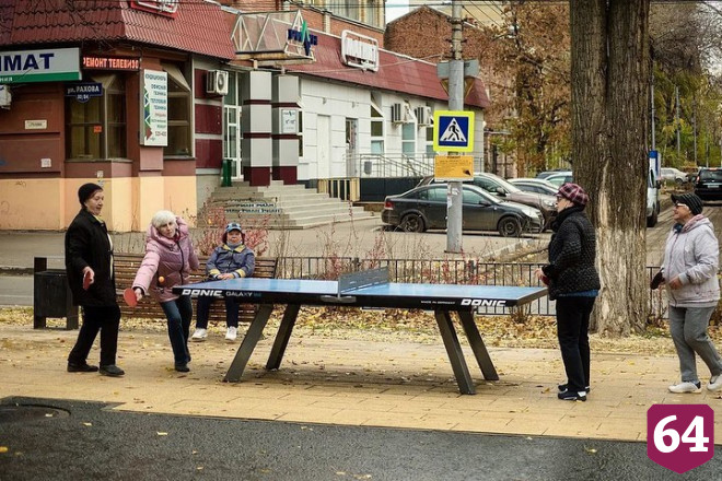 В Саратове пенсионерки занимают очередь к настольному теннису