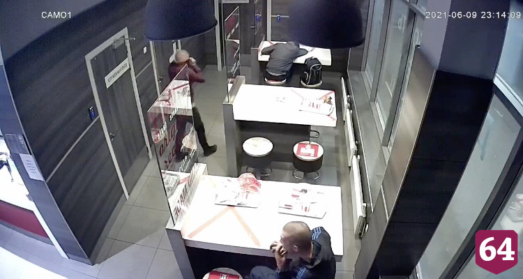 Житель Саратова заснул в KFC и лишился телефона