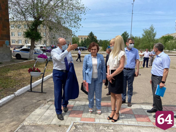 Губернатора возмутили клумбы с засохшими цветами в центре города  