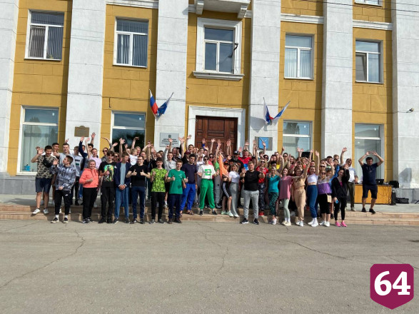 Глава Саратова вышел на зарядку с силачом