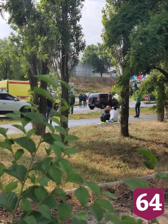 Под Саратовом автомобиль сбил женщину и врезался в столб