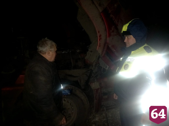 Саратовские полицейские помогли водителю заглохшего на трассе грузовика