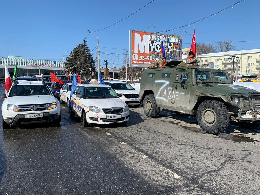 В Саратове развернули 200-метровую копию Знамени Победы