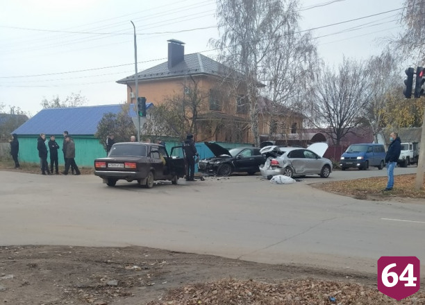 В тройной аварии на улице Колхозной травмировались 2 человека