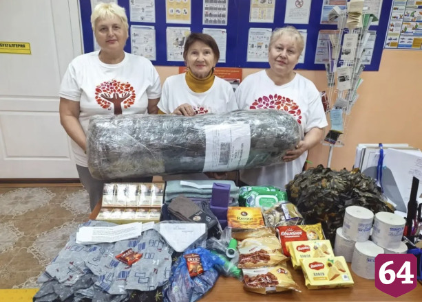 Саратовские волонтеры передали на СВО посылки со сладостями и молитвами