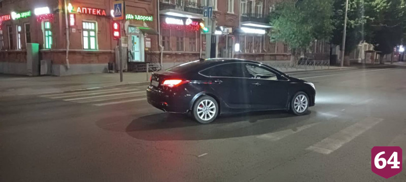 В центре Саратова водитель иномарки на переходе сбил трех человек 