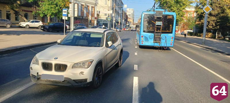 «БМВ» сбил женщину у сквера Первой учительницы