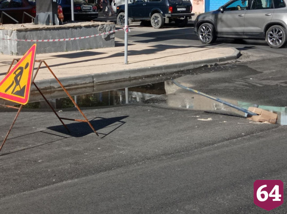 В Саратове провал на дороге оградили лыжами