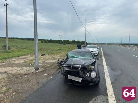 Два человека покалечились в ДТП со столбом в Саратове