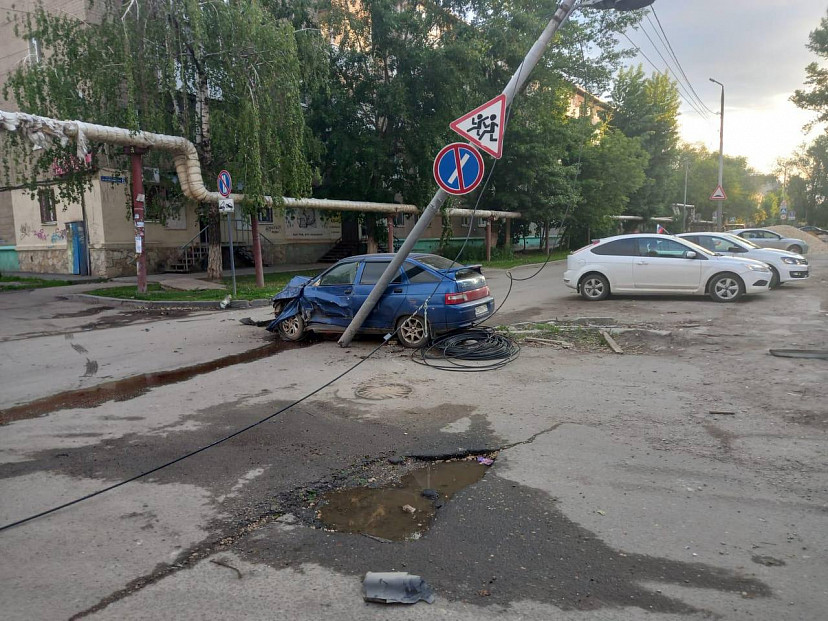 В Саратове водитель легковушки врезался в УАЗ и снес столб
