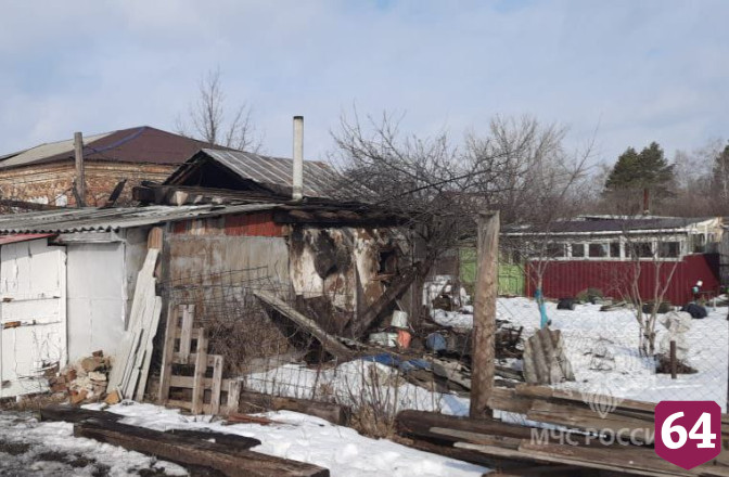 Хозяин дома обгорел при тушении бани под Саратовом