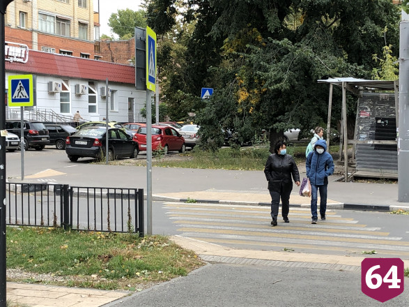 Жители Саратова начали носить маски в общественных местах