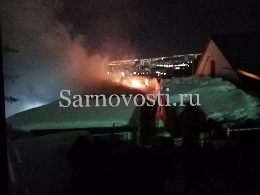 В Саратове пожарные тушили полыхающую баню 