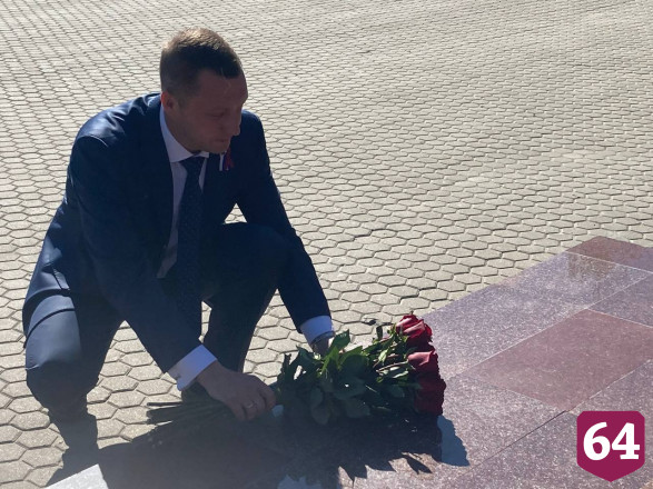 В Саратове в День России подняли Государственный флаг и исполнили гимн
