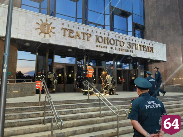 В Саратове актриса просила спасти двух сыновей из горящего ТЮЗа