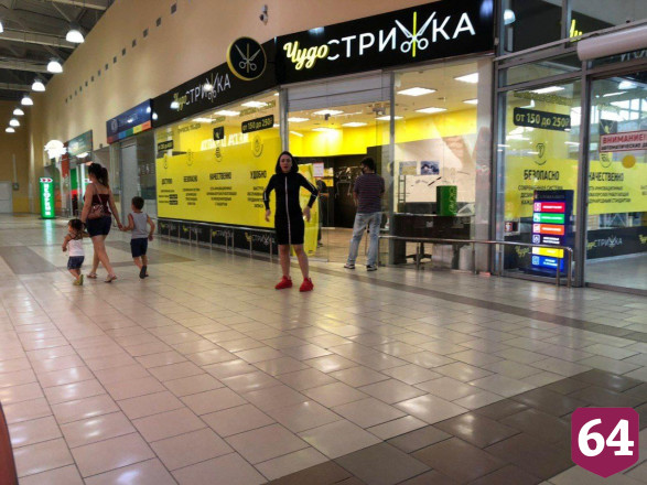 Саратовцы гуляют без масок по торговым центрам 