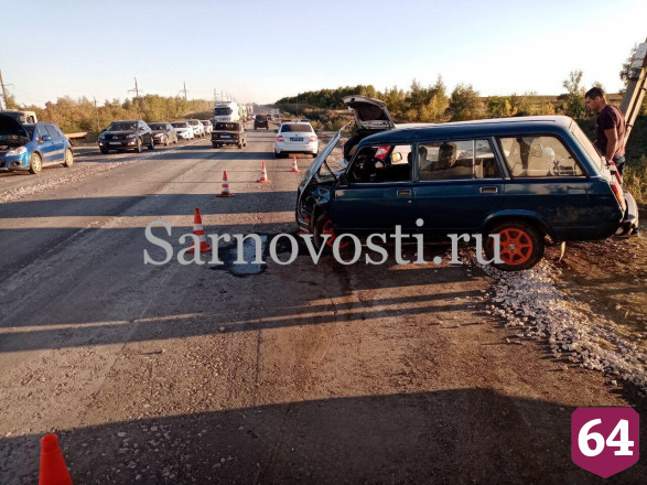 В аварии под Саратовом разбились двое водителей и девушка