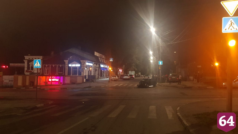 В центре Саратова кроссовер после ДТП выбросило на тротуар