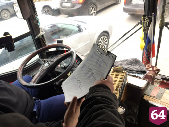 Водитель автобуса ел яблоко без маски и попался