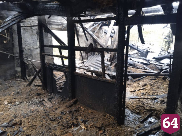Огонь уничтожил контору бывшей пожарной части под Саратовом
