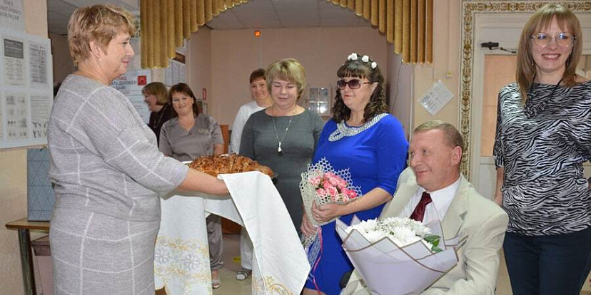 Саратовцы сыграли в интернате свадьбу с караваем и лепестками роз
