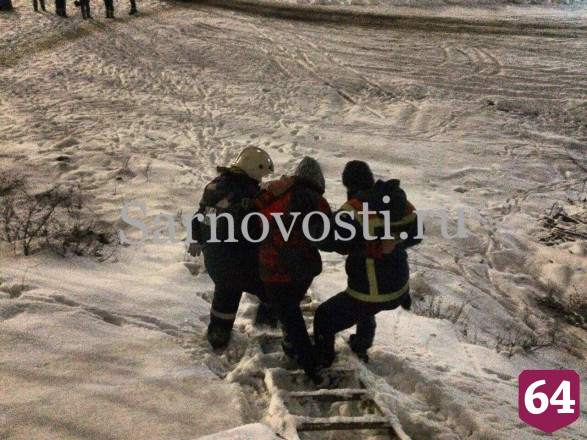 Спасатели сняли пьяную женщину с железнодорожного моста на ВСО