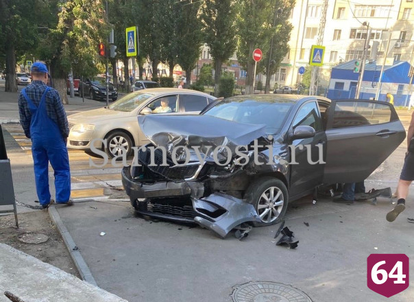 На улице Рахова иномарки столкнулись и вылетели на тротуар