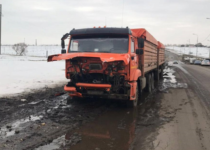 Водитель «Шевроле» разбился в массовой аварии под Саратовом