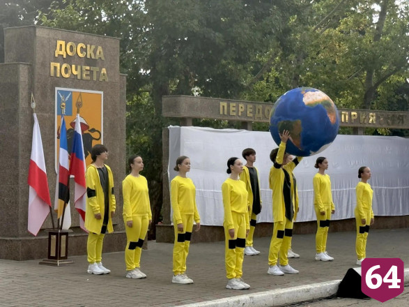 В Энгельсе обновили Доску почета