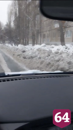 Автомобилисты пожаловались на ледяную кашу в центре Саратова