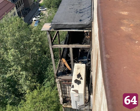В Саратове из-за работ на крыше многоэтажки загорелись балконы