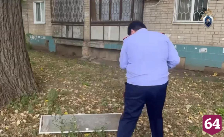 В Энгельсе ребенок выпал из окна четвертого этажа