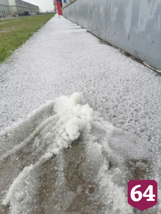 Град засыпал городские улицы 
