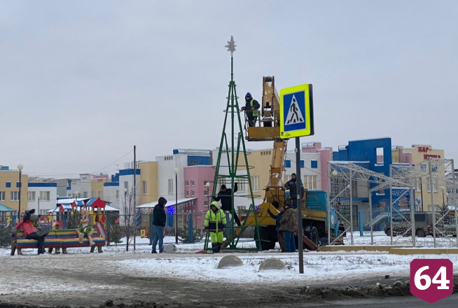 В поселке Саратова второй год подряд падает елка