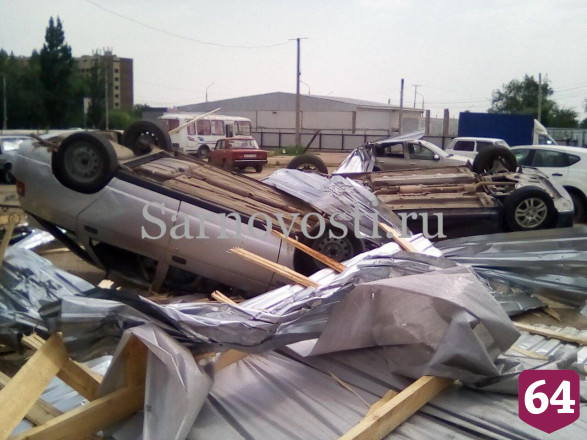 На стоянке ураган перевернул 8 автомобилей и травмировал 4 человек 