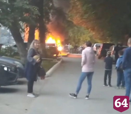 Полыхавшая на улице Саратова машина собрала толпу зевак
