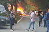 Полыхавшая на улице Саратова машина собрала толпу зевак
