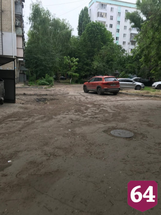 Саратовцы боятся переломать ноги во дворе у «памятника архитектуры»