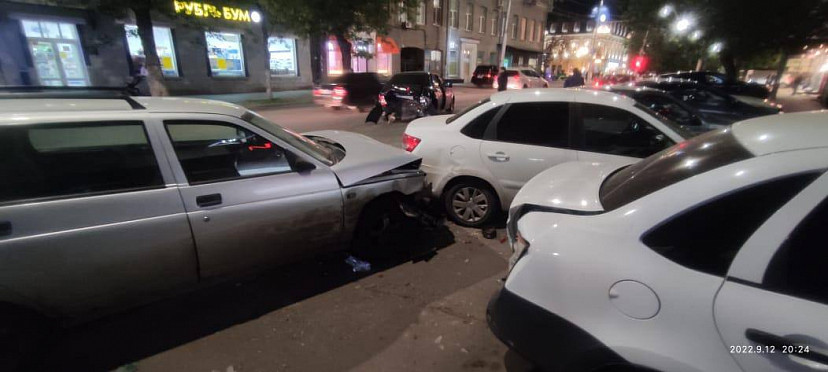 В центре Саратова водитель «Лады» врезался в 5 автомобилей 
