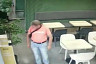 Саратовец украл телефон из автомата для зарядки и попал на камеры