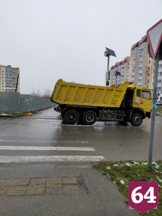Саратовцев возмутил припаркованный на «зебре» грузовик