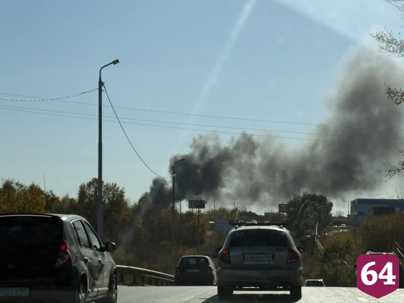 В Саратове пожарные тушат мусор