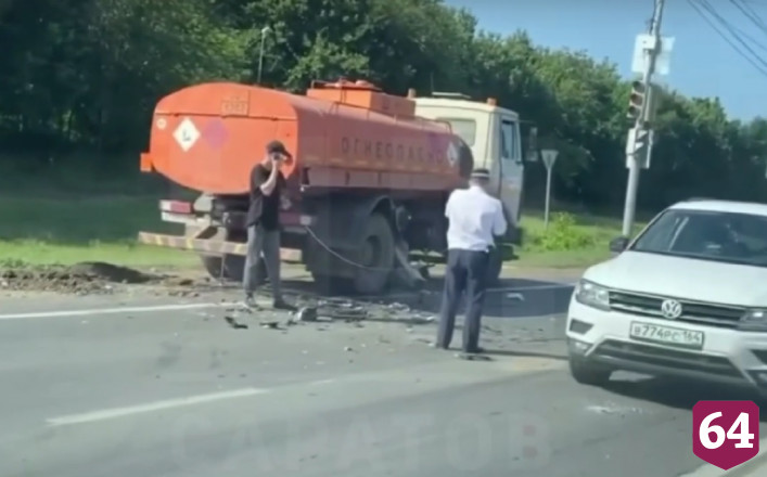 В Саратове столкнулись бензовоз и внедорожник